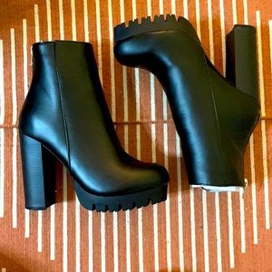 Wild Diva Veronica NWT black ankle boot
